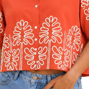 เสื้อเชิ้ตครอปสีส้มสำหรับผู้หญิง ปักลายดอกไม้สีขาว แขนสั้น สไตล์ลำลอง เสื้อผ้าฝ้ายสำหรับฤดูร้อน แฟชั่นดีไซเนอร์ ตัดเย็บตามสั่ง - Product Image 5