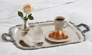 Plateau de service rectangulaire haut de gamme en métal poli avec poignées gravées à motif floral, qualité domestique robuste pour la restauration - Product Image 2