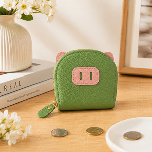 Esthétique cochon adorable : un design animalier créatif et accrocheur qui ajoute une touche de personnalité unique à n'importe quelle collection d'accessoires. - Product Image 3