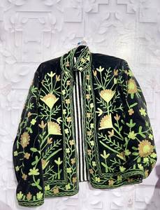 Veste bomber en velours noir Alif à col montant, motif floral brodé à la main, manches longues, élégante, pour femmes, automne, vente en gros - Product Image 4