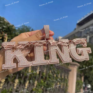 Colgantes en Forma de Letra Plateados con Brillantes Piedras de Moissanita y Diseño de Corona, Pieza Única, Elegante y Moderno para un Look Real - Product Image 3