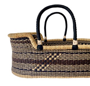 Cesta cambiador de mimbre con diseño de ondas oscuras personalizado, con cesta cambiador de ratán a juego y asas negras para tiendas de bebés - Product Image 2