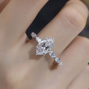 Anillo de compromiso de diamante marquise de alta calidad, cultivado en laboratorio, certificado por IGI, color D E F, claridad VVS VS, engastado en oro rosa, oro blanco. - Product Image 3