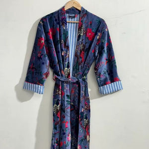 Bata Kimono de Terciopelo Hecha a Mano: Chaqueta Boho con Estampado Floral - Product Image 1