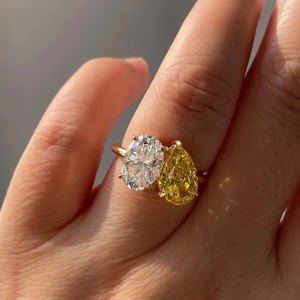 Bague de fiançailles tendance Toi et Moi en or avec diamants ovales blancs et jaunes fantaisie cultivés en laboratoire, certifiée IGI, bijoux personnalisés - Product Image 1