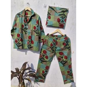 ชุดนอนผ้าฝ้ายสำหรับผู้หญิง ลายพิมพ์นามธรรม นุ่ม ระบายอากาศดี ชุดนอนลำลอง ชุดเซ็ตติดกระดุม - Product Image 1