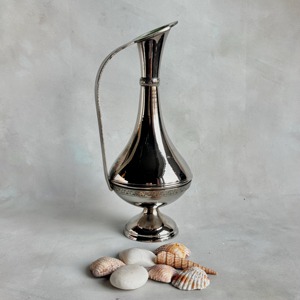 Jarra de acero con acabado plateado de estilo único, elegante para servir, ideal para entretenimiento de invitados y uso decorativo. - Product Image 1