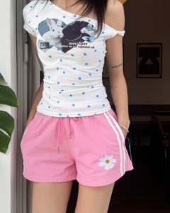 กางเกงขาสั้นกีฬาผู้หญิงแบบใหม่ขายส่ง สำหรับฤดูร้อน สวมใส่สบาย ทรงหลวม เอวยางยืดปานกลาง ผลิตจากโพลีเอสเตอร์/ผ้าฝ้าย เป็นมิตรกับสิ่งแวดล้อม เหมาะสำหรับออกกำลังกาย รุ่นมินิ ฮอต วีพี - Product Image 1