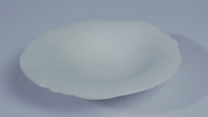 Assiette en céramique blanche abstraite festonnée 20 cm, finition craquelée, design Wabi-Sabi, non toxique, compatible lave-vaisselle, écologique, vente en gros - Product Image 2