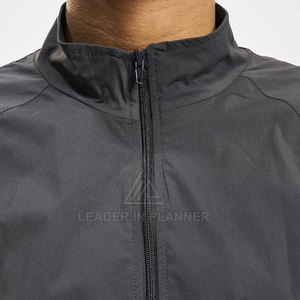 ชุดวอร์มกันลมผู้ชายผ้าโพลีเอสเตอร์ไนลอนน้ำหนักเบาพิมพ์โลโก้ได้ตามต้องการ ชุดวอร์มกันลมไนลอนสำหรับกิจกรรมกลางแจ้ง - Product Image 3