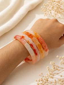 กำไลข้อมืออะคริลิคเรซิ่นลูไซต์สองสีแบบโค้งงอประดับลูกปัด งานฝีมือเรซิ่น แฟชั่นเรียบง่าย ขายส่ง - Product Image 2