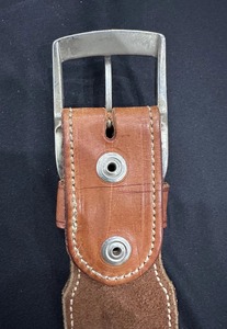 Cinturón de Cartuchos de Cuero de Grano Completo Hecho a Mano para Cazadores con Acabado Marrón Personalizado y Costuras Reforzadas - Product Image 3