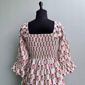 เดรสสั้นคอวี แขนสามส่วน ผ้าฝ้ายพิมพ์ลายดอกไม้แบบแฮนด์บล็อก เป็นมิตรต่อสิ่งแวดล้อม แต่งระบายลูกไม้ทำมือ ซักได้ สไตล์ไคร่า - Product Image 3