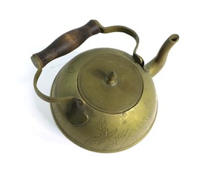 Tetera de Latón Grabada con Acabado Antiguo, Tetera de Latón con Grabado de Hojas y Asa de Madera, Olla de Agua Decorativa de Metal para el Hogar - Product Image 3