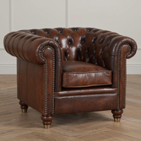Fauteuil Chesterfield classique en cuir marron, capitonnage profond, garniture à clous, style Mid-Century Modern, accent vintage pour chambre et salon