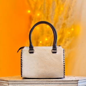 กระเป๋าเดินทางหนังแท้ทำมือ 100% รุ่นมินิสปีดดี้ ประดับหินเทอร์ควอยซ์และขนสัตว์ สำหรับผู้หญิง - Product Image 2