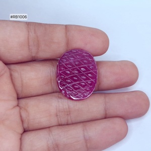 พลอยรูบี้โมซัมบิกทรงรีร้อนขึ้นรูป น้ำหนัก 28.45 กะรัต พลอยเม็ดเดี่ยว สีแดงเข้ม ดีไซน์แกะสลักด้วยมือ ผิวเรียบเนียน สำหรับทำแหวนเครื่องประดับ - Product Image 2