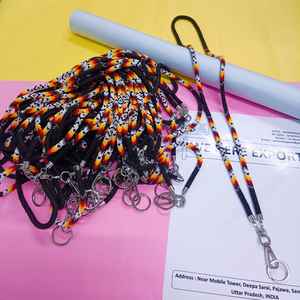 สร้อยคอประดับลูกปัดหลากสีสัน ทำด้วยมือ พร้อมบัตรประจำตัว แสดงออกถึงดีไซน์ที่มีชีวิตชีวาของช่างฝีมือ และแบรนด์ที่เป็นมืออาชีพ ใส่แล้วดูดีอย่างมีสไตล์ - Product Image 4