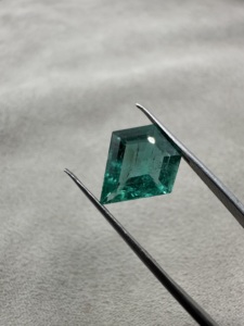 Esmeralda Zambiana Natural de Forma Elegante de 3.15 Quilates, Piedra Preciosa Rara Suelta para Joyería - Product Image 2