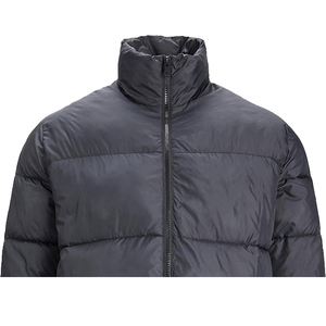 เสื้อแจ็คเก็ตกันน้ำกันลมสำหรับผู้ชาย สไตล์ลำลองสำหรับฤดูหนาว มีกระเป๋า ขายส่ง รับผลิตแบบ OEM พิมพ์ลายตามสั่ง ผ้าฟลีซแบบพอง คอตั้ง ปักโลโก้ด้านหน้า - Product Image 2