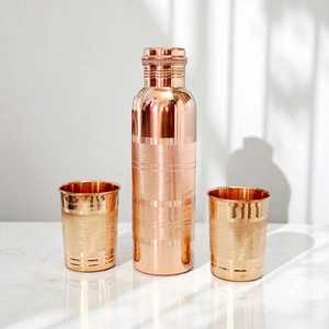 Botella de agua de cobre hecha a mano con diseño martillado, portátil, para viaje, estilo moderno, con tapa y dos vasos. - Product Image 4