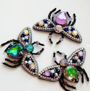 Broche de luxe faite main brodée de perles, accessoire de mode unique et de collection pour femme, artisanat haut de gamme - Product Image 3