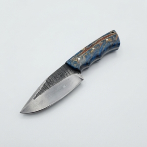 Couteau de chasse, de camping et de bushcraft à lame fixe en acier carbone, fait main sur mesure, avec manche en résine bleue, vente en gros - Product Image 1