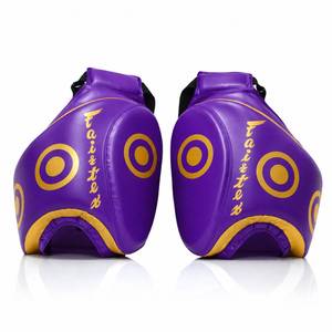 Mitaines de boxe incurvées professionnelles Fairtex bleues, légères, pour entraîneur et athlète - Product Image 6
