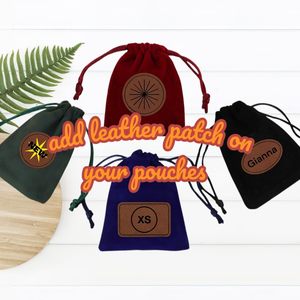 2025 personnalisé Tan ovale en cuir Patch cordon sacs-cadeaux 50 pièces Logo nom sur velours pochettes de rangement 6X8 pouces - Product Image 6