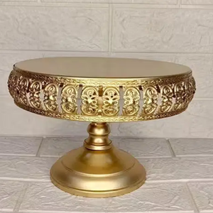 Support de service doré de luxe avec un grand plat peu profond et une base géométrique texturée, disponible à prix de gros. - Product Image 2