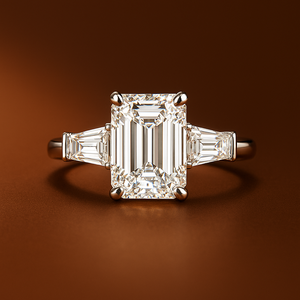 Bague de fiançailles à trois pierres en diamant de laboratoire taille émeraude avec diamants latéraux baguette effilés, certifiée IGI, en or massif 14 carats - Product Image 2