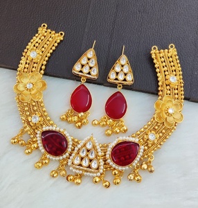 Juego de Collar y Pendientes Étnicos Kundan Chapados en Oro Antiguo Tradicional Indio de Lujo con Moissanita y Perlas Hechos a Mano para Boda y Compromiso - Product Image 6