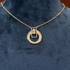 Collar con Colgante de Diamante Cultivado en Laboratorio, Geométrico, Elegante, con Halo de Esmeraldas, en Oro Rosa de 9K, para Compromiso o Boda - Product Image 1