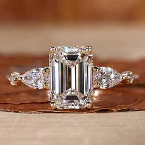 Ensemble de bague de fiançailles et de mariage en diamant taille émeraude 2,50 carats avec pierres latérales en forme de poire, certifié IGI, or blanc 18 carats plaqué rhodium - Product Image 3
