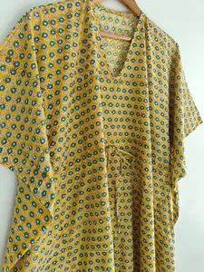 Vestido Kaftan Bohemio Amarillo con Estampado Floral, Cuello en V, Corte Holgado para Mujer, Vestido Maxi de Algodón para Vacaciones - Product Image 5