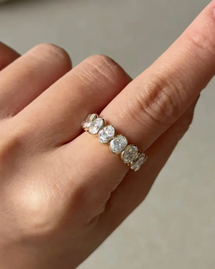 Bague d'éternité minimaliste en or 14 carats avec diamant de laboratoire taille ovale pour femme - Product Image 5