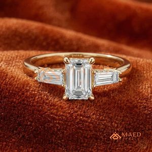 แหวนหมั้นทองคำแท้ 14K/18K ประดับมอสซาไนต์/เพชรทรงเหลี่ยมมรกตสำหรับผู้หญิง ดีไซน์สามเม็ดทรงบาแกตต์เรียวด้านข้าง - Product Image 1