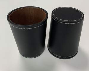 Copa de Dados Clásica Hecha a Mano en Cuero PU Moldeado con Soporte de Terciopelo Negro y Marrón - Product Image 4