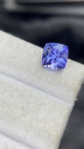 Tanzanite Naturelle Certifiée, Coupe Carrée Coussin, Couleur et Lueur Exceptionnelles, Zoisite Naturelle 2,28 Carats, Clair comme un cristal - Product Image 5