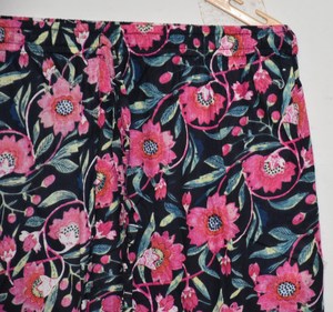 ชุดนอนผ้าฝ้ายลายดอกไม้สุดหรู สีชมพูกรมท่า สำหรับผู้หญิง ระบายอากาศได้ดี แห้งเร็ว เหมาะสำหรับฤดูร้อน คุณภาพสูง ชุดนอนสองชิ้น - Product Image 3