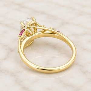 Bague florale classique en moissanite taille ovale 1 carat en argent sterling 925 plaqué rhodium, élégante pour mariage ou promesse entre partenaires - Product Image 3