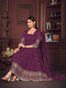 Costume Anarkali pour femmes, élégant, violet, manches 3/4, en crêpe de georgette, semi-couture, pour les mariages et les occasions festives - Product Image 4