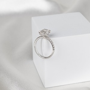 แหวนหมั้นเพชรทรงเรเดียนท์คัท 2 กะรัต ดีไซน์เรียบหรู สี E ความสะอาด VVS รับรองโดย IGI ทองคำขาว 14K สำหรับผู้หญิง - Product Image 5