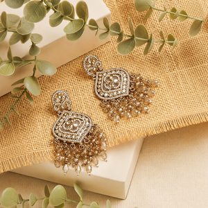 Joyería étnica india de zirconio Kundan Tikka con perlas, chapado en oro de alta calidad, hecha a mano para bodas y fiestas. - Product Image 1
