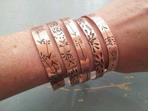 Brazalete de Piedra Grabado a Mano con Patrón del Árbol de la Vida, Joyería de Boda de Piedra de Jaspe - Product Image 1