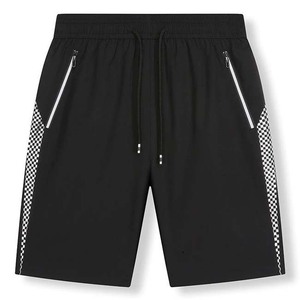 Shorts de sport noirs pour hommes avec empiècements latéraux à carreaux rouges, taille à cordon de serrage, séchage rapide, longueur Bermuda, fermetures éclair décoratives - Product Image 5
