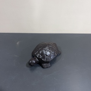 Escultura Moderna de Tortuga en Aluminio con Acabado Marrón para Decoración del Hogar en Diwali - Product Image 4