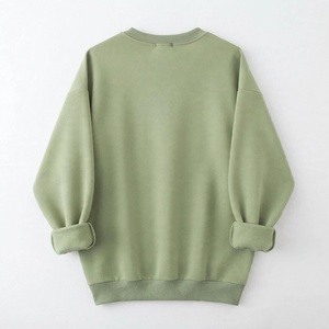 เสื้อสเวตเชิ้ตคอกลมสีเขียวเซจสำหรับผู้หญิง ผ้าฟลีซหนานุ่ม พิมพ์ลายกราฟิกหัวใจสีแดงน่ารัก สไตล์ลำลอง สตรีทแวร์ - Product Image 2