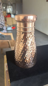 Bouteille en cuivre indien pur 100% bouteille d'eau en cuivre imprimé pour Gym Sport et voyage propose une bouteille d'eau Dirking fabriquée en inde - Product Image 5