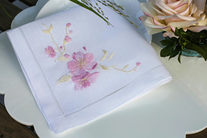 Des broderies gracieuses de fleurs de cerisier sur du lin naturel doux, ajoutant une touche de romantisme printanier aux tables élégantes. - Product Image 5